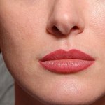 Красный перманентный макияж губ