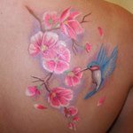 Синий колибри и розовые цветы