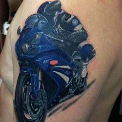 Мотоциклист на синем мотоцикле