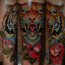 Тигр и розы