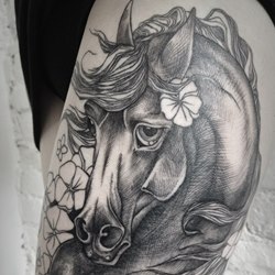Красивая лошадь с цветами