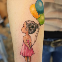 Девочка с цветными шариками