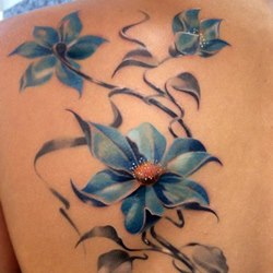 Синие цветочки на спине