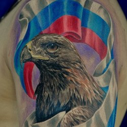 Орел на фоне Российского флага
