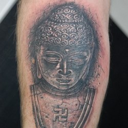 Будда со свастикой