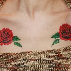 Красивые розы на груди