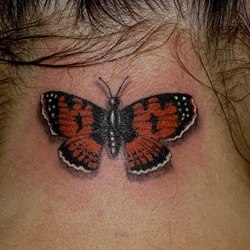 Реалистичная бабочка на шее