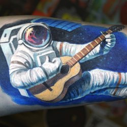 Космонавт играющий на гитаре в космосе
