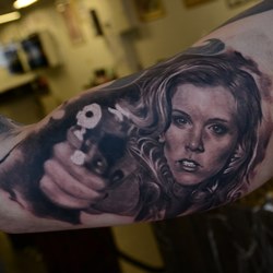 Девушка с пистолетом