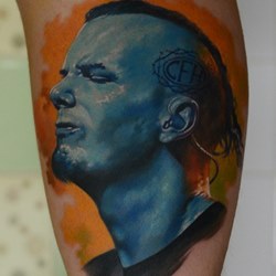 Мужчина с татуировкой на голове