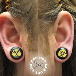 Тоннели (радиоактивно) в мочки уха
