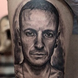 Портрет мужчина с татуировкой на груди