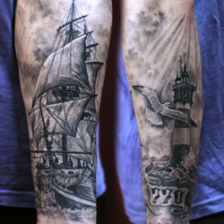 Корабль в море и маяк