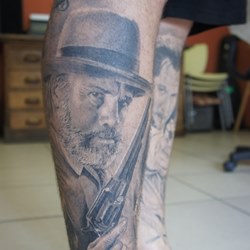 Портрет мужчины с револьвером