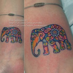 Цветной слон с цветочком на теле