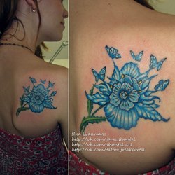 Синий цветок с синими бабочками