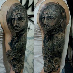Татуированный мужчина