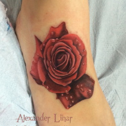 татуировка роза в реализме на стопе