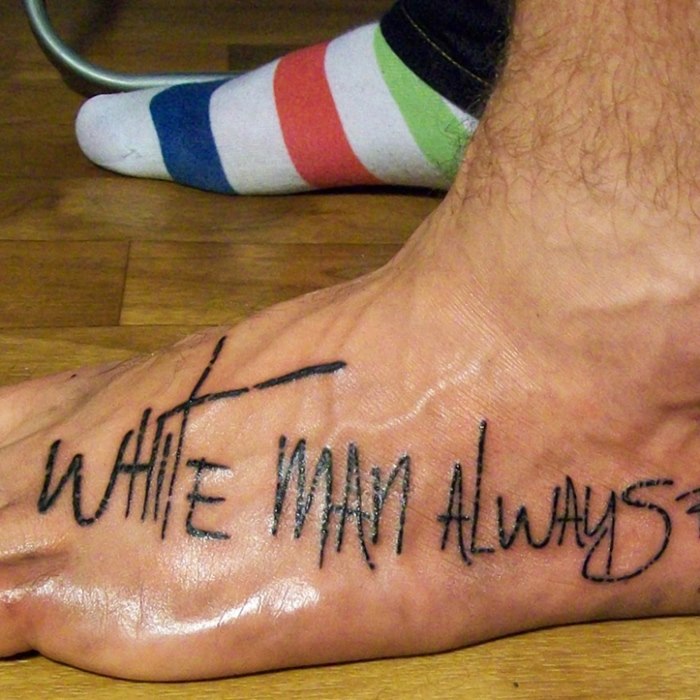 Надпись на ноге тату для мужчин