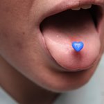 Пирсинг языка, синее сердце