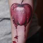 Яблоко истекает кровью