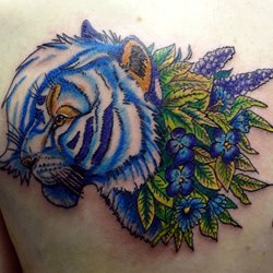 Синий тигр в цветах