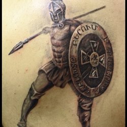 Со щитом или на щите только так. Гладиатор тату эскиз. Тату Спартанец. Татуировка Спартанский щит. Татуировка Спартанец с копьем.