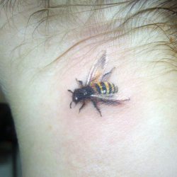 Пчела на шее
