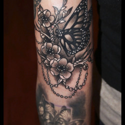 Татуировка бабочка цветок бусы